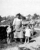 Colette Barbey et ses petits-enfants